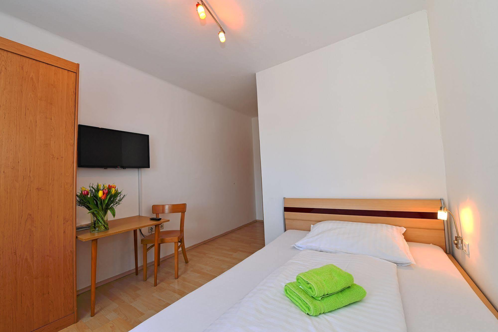 Swirtshaus M&N Hotel Zeltweg Kültér fotó